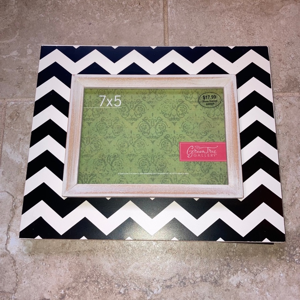 Black and Cream colored 7x5 frame